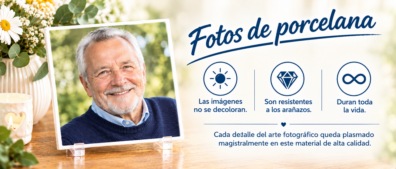 Foto de porcelana con el retrato de una persona sobre un soporte transparente. A la derecha aparece el título «Fotos de porcelana» junto con tres iconos que destacan sus ventajas: «Las imágenes no se decoloran», «Son resistentes a los arañazos» y «Duran toda la vida». Debajo se lee: «Cada detalle del arte fotográfico queda plasmado magistralmente en este material de alta calidad». El conjunto se presenta sobre una mesa de madera con flores blancas y una vela decorativa al fondo.