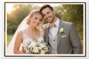 Hochzeitspaar im Park von goldenen Licht bestraht auf einem Porzellanfoto mit Goldrand abgebildet.