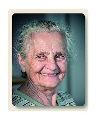 Ältere, freundlich-herzlich lachent auf Porzellanfoto abgebildet