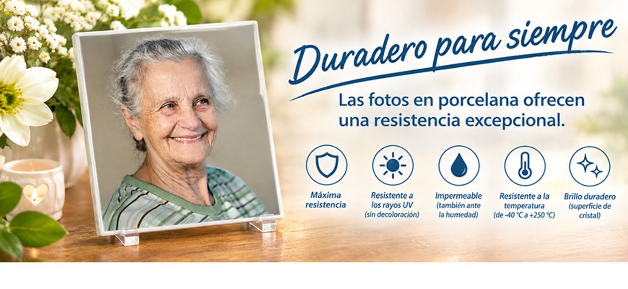 Foto de porcelana con el retrato de una persona sobre un soporte transparente colocado en una mesa de madera. A la derecha aparece el texto «Duradero para siempre» y la información «Las fotos en porcelana ofrecen una resistencia excepcional». Varios iconos destacan sus características: máxima resistencia, resistencia a los rayos UV sin decoloración, impermeabilidad incluso con humedad, resistencia a temperaturas de -40 °C a +250 °C y brillo duradero con superficie de cristal. En el fondo se ven flores blancas y una vela decorativa.